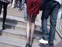 【数量限定】街撮り美女048「赤スカート・彼氏と手つなぎデート」