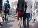 【数量限定】街撮り美女048「赤スカート・彼氏と手つなぎデート」