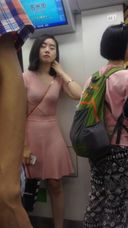 【電車対面＆逆さ】電車待ち正面からパンティ見えそうな可愛い女性２