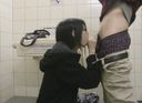 【個人撮影】れな23歳公衆トイレでフェラ、ザーメン歯磨き