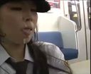 【電車内】女性警備員が性欲を抑えきれずに、男性乗客のチ〇ポをパクリ♪