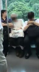 電車で寝てる女性に悪戯する中年男性