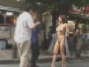 【大胆露出！】人が混み合う繁華街で全裸散歩