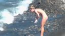 海岸沿いで何も知らずにまっ裸姿で過ごしているところを遠目から撮影した野外動画がこちら（汗）このセクシー美女は1人で全裸になっていったい何をしてるの？（笑）