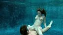 完全に水中の中で行われたアクロバティックなセックス！無呼吸下で撮影された極限状態でのセックスがどういうものかご覧に入れよう！気持ち良いかどうかは置いておくwww
