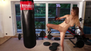 巨乳スレンダー美女の全裸キックボクシング