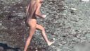 海岸沿いで何も知らずにまっ裸姿で過ごしているところを遠目から撮影した野外動画がこちら（汗）このセクシー美女は1人で全裸になっていったい何をしてるの？（笑）