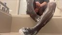 【足フェチ必見！】お風呂でノーパンにストッキングだけ履いて足で足を洗ってみた