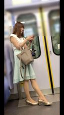 【街撮り美人23】電車内で巨乳お姉さんのむちむちPを逆さ撮り！