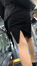 【街撮り美人16】リクスーJDのタイトスカートの中はむっちり純白Pでした！