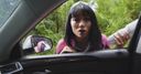 パイパンおマンコのキュートなアジア系美女がヒッチハイクしてきたので乗せて車内で生ハメセックス