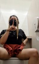 【個人撮影】ショッピングモールのトイレでオナニーする変態女♡