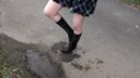 制服の女の子が靴下を汚してハサミでボロボロに引き破るフェチf795
