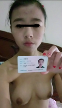 流〇シリーズ！中国の純朴なJDがオナニー動画担保でローン★身分証ありで全裸М字開脚写真もあります！