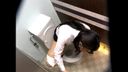 雑居ビルのトイレ内でオナニーをする女性（パート10）