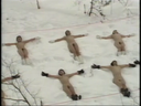(企画物）全裸ガールズの雪上ゲーム大会　すべってころんでおしりや背中に擦り傷が