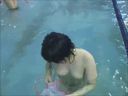 水着美女をプールで全裸