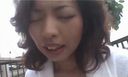 杉本恭子さんは、誇らしげなBカップの浮気妻で、バスローブ姿で優雅にベランダに立っています。無修正。