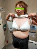 【個人撮影】【無】56歳 Dカップ ドスケベ巨乳熟女さんと多目的トイレでフェラ